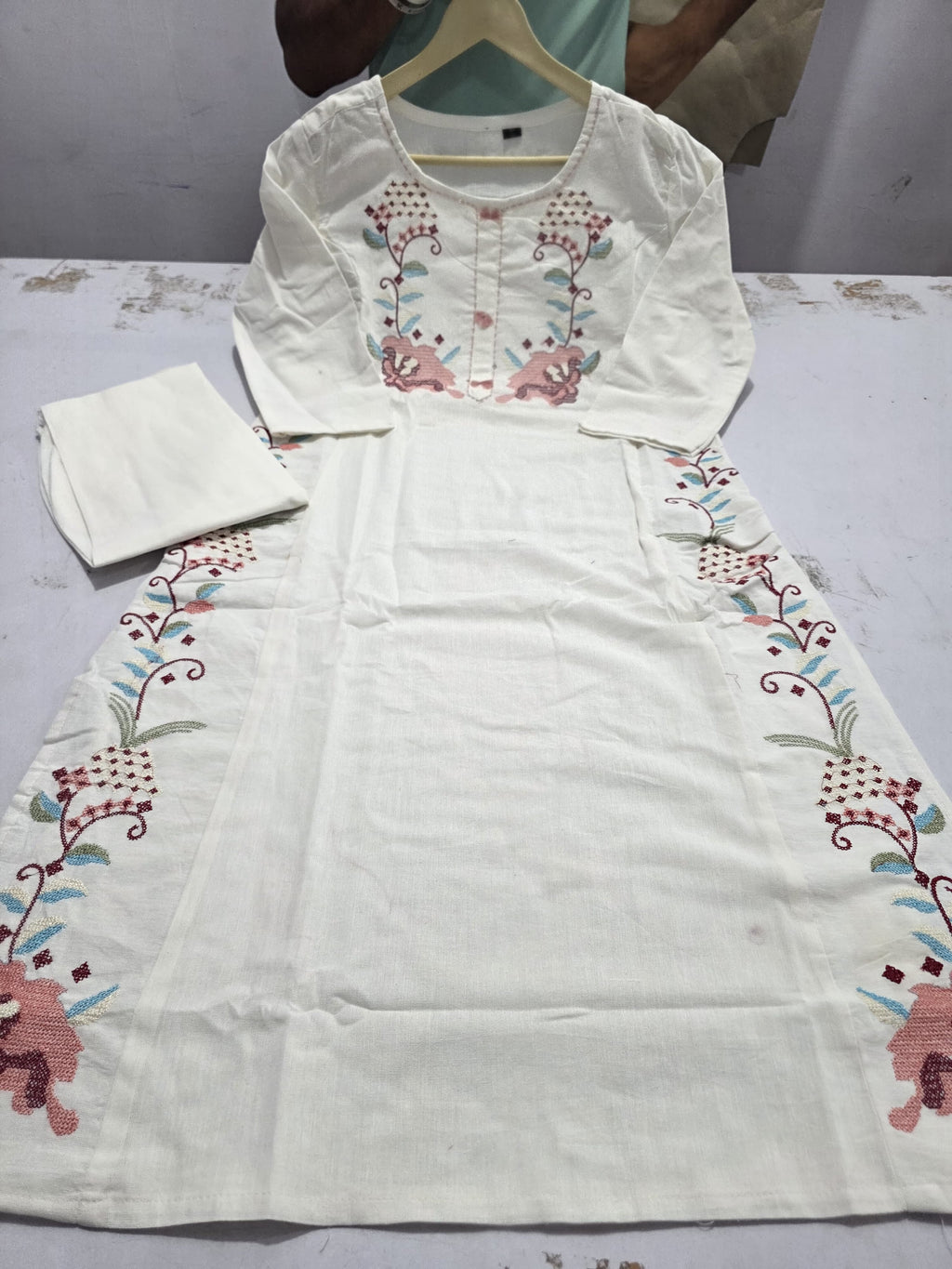 White Embroidered Cotton Flex Set