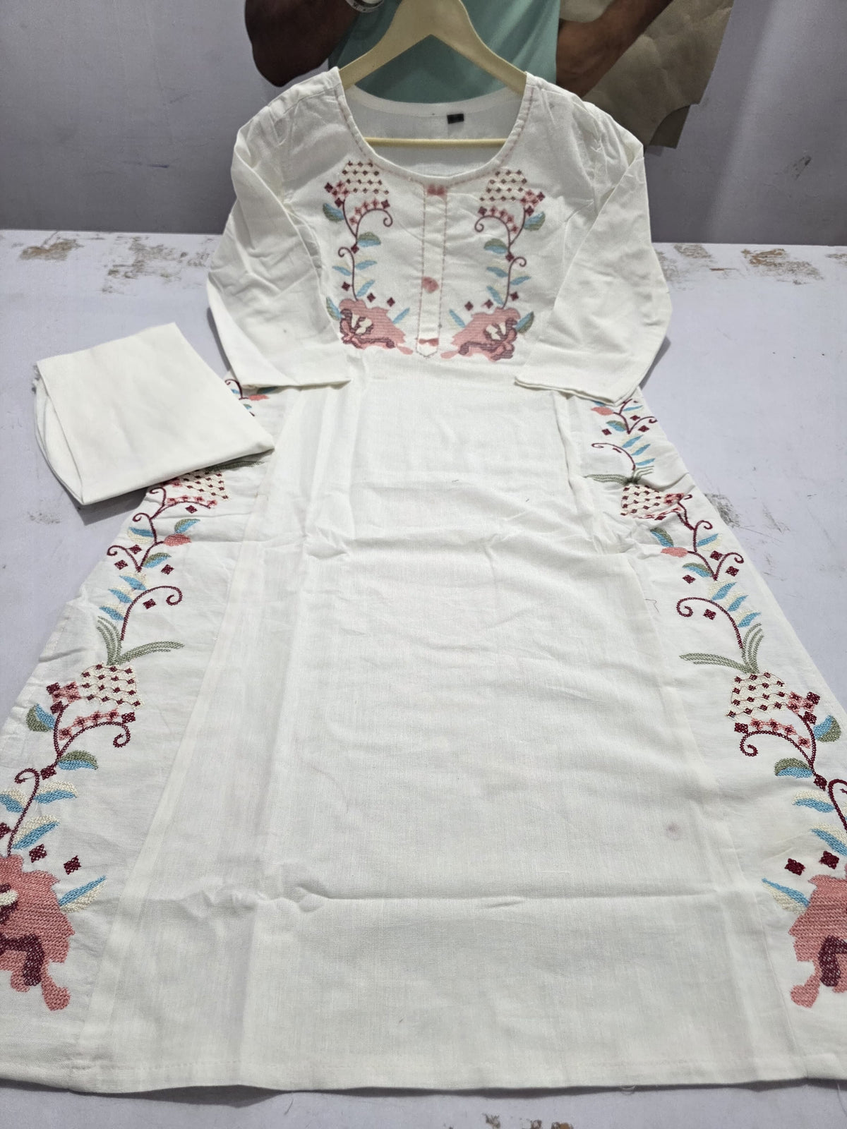 White Embroidered Cotton Flex Set